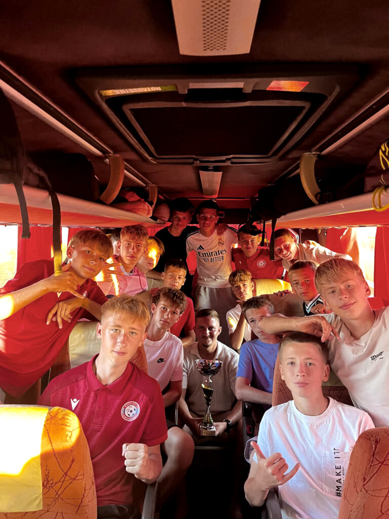 Jaunieji futbolininkai komandos autobuse