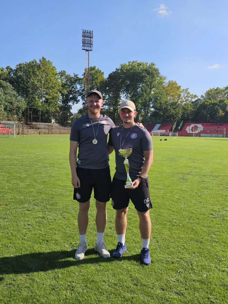 Komandos treneriai Denas Gudaitis ir Rokas Lazdinauskas futbolo aikštėje